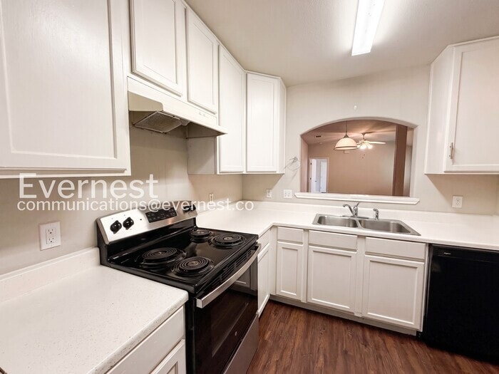 Building Photo - 1011 Iola Dr