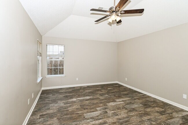 Building Photo - 7850 Fallstone Rd