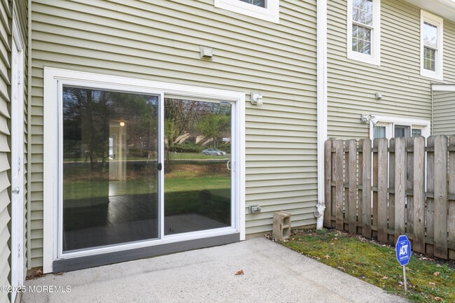 Building Photo - 83 Oak Ln