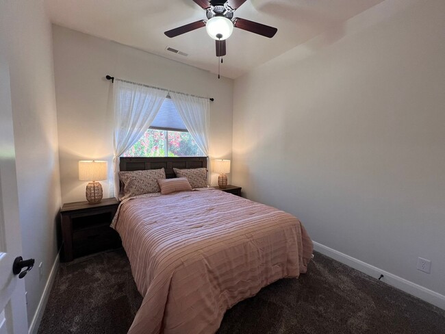 Building Photo - 7 Month Term Furnished Townhome In Hurricane