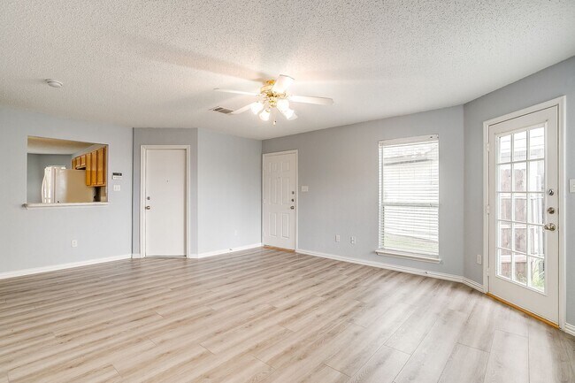 Building Photo - Spacious Well Maintained 2 Bed- 2.5 Bath T...