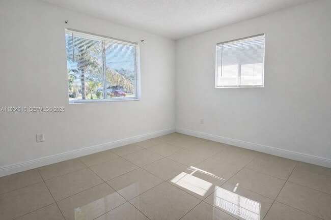 Building Photo - 3110 SW 33rd Ave