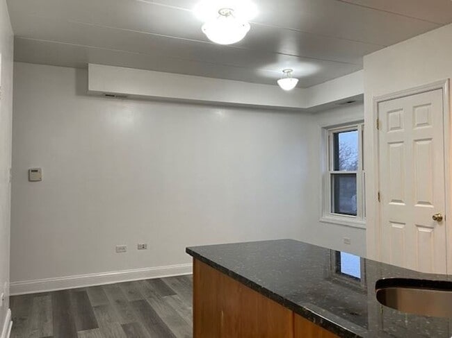 Building Photo - 2b1b unit in Chinatown Prime Location