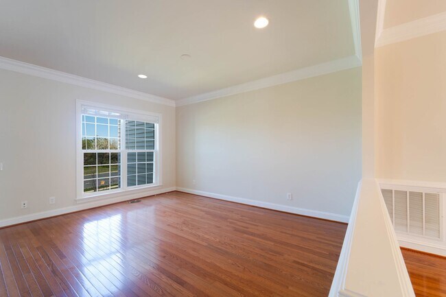 Building Photo - Gorgeous 3 Level Townhome