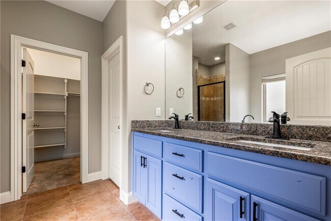 Building Photo - 4403 W Meadow Oaks Dr