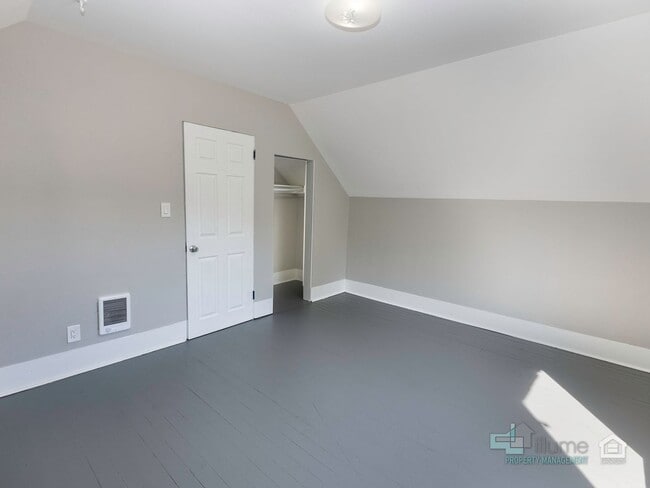 Building Photo - Charming 2-Bedroom Home with Private Yard ...