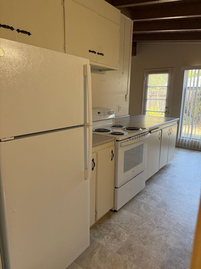 Building Photo - Charming Pet Friendly 3-Bedroom in Quiet C...