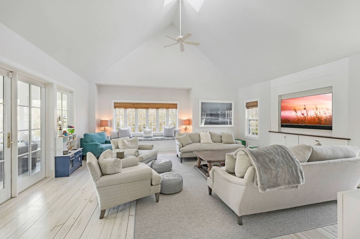 Building Photo - 121 Post Ln