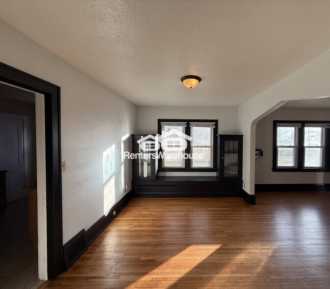 Building Photo - 991 Smith Ave S