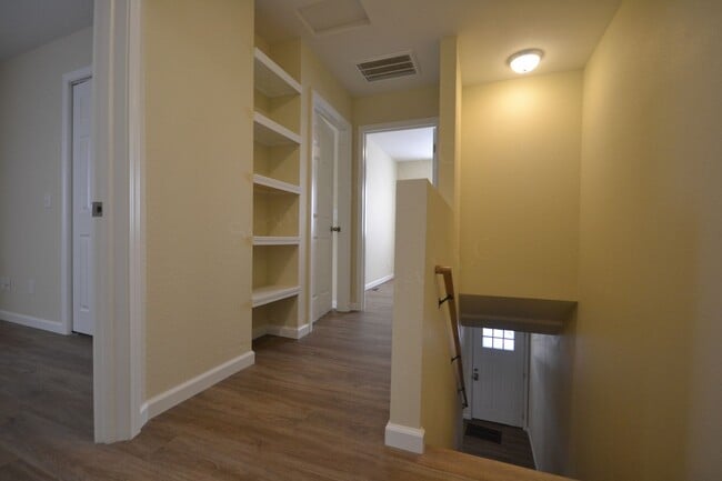 Building Photo - Spacious 3 Bed, 1.5 Bath Fourplex Unit in Buffalo, MO