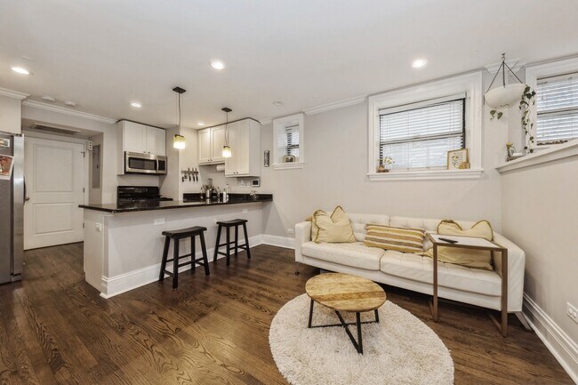 Building Photo - 924 W Schubert Ave