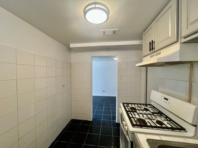 Building Photo - Cozy Garden level 2 bed 1 bath near Centra...