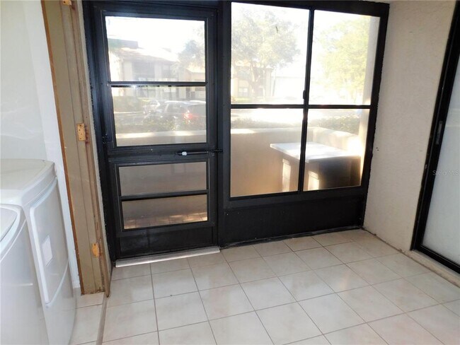Building Photo - 331 Woodlake Wynde