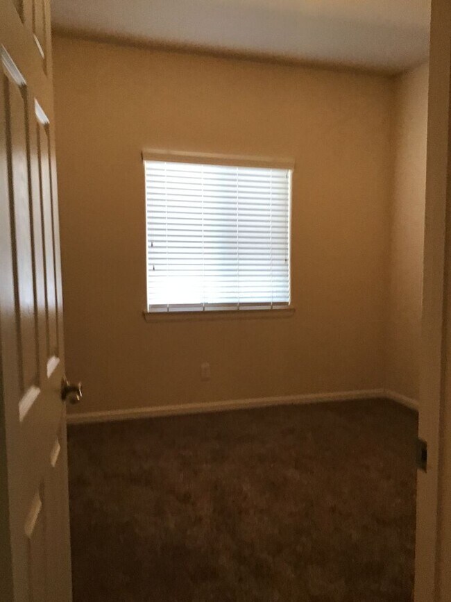 Building Photo - Beautiful Home - $200.00 of first month's rent
