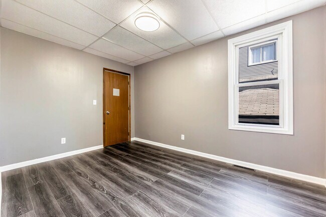 Building Photo - 554 Douglas Ave