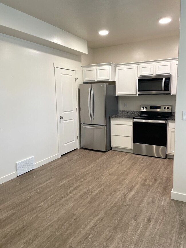 Building Photo - Spacious 3 Bed 2.5 Bath Townhome for Rent ...