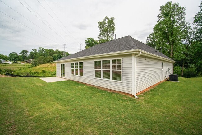 Building Photo - Lovely 3 BR, 2 BA Ranch Home, 2 Car Garage...