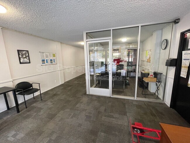 Building Photo - 650 N Oakland Ave