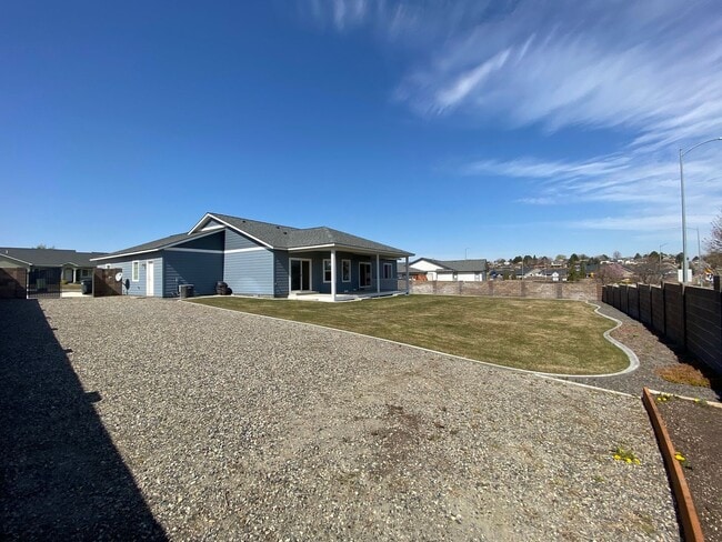 Building Photo - 3511 Hovley Ln