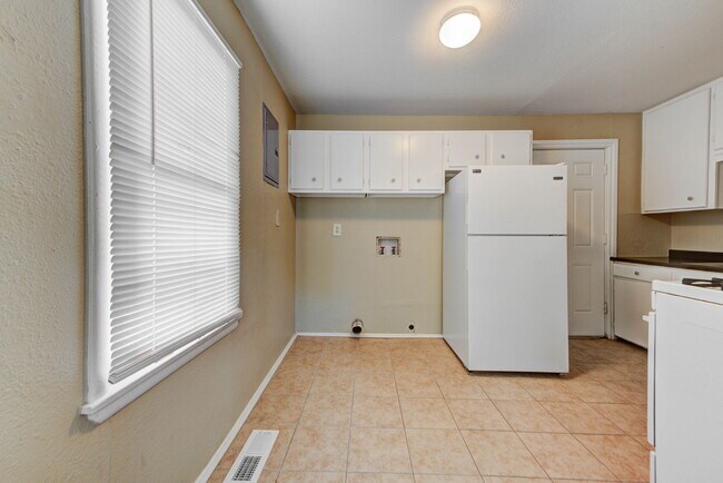 Building Photo - 1227 Iowa St