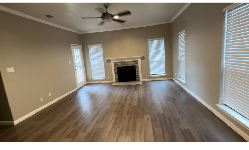 Building Photo - 11839 Parliament St