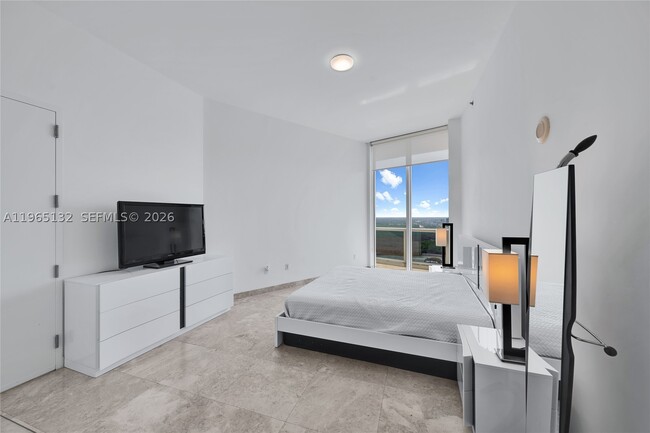 Building Photo - 16001 Collins Ave