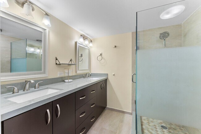 Building Photo - 1806 18th Ct