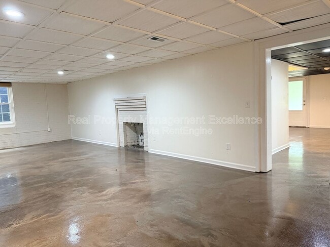 Building Photo - 620 Carr St