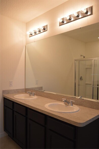 Double sink master bayhroom - 175 Grove Branch Rd