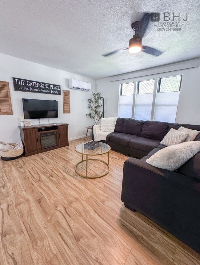 Building Photo - Dog Friendly 2 bed/ 1 bath HOUSE for Rent!