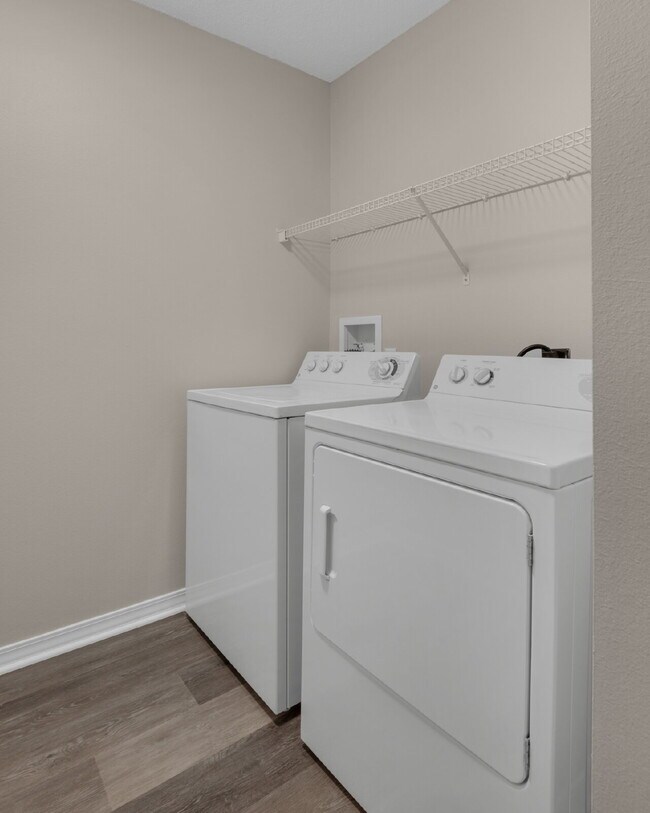 Building Photo - "Charming 2-Bed Townhouse Retreat with 2.5...