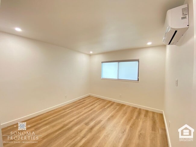 Building Photo - ***PRICE REDUCTION*** Modern Downstairs 2-...