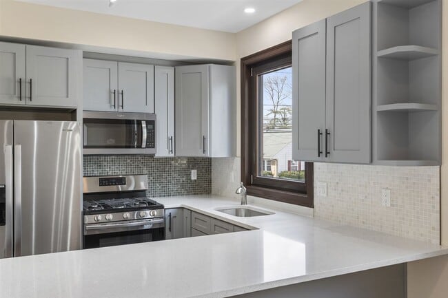 Building Photo - 585 Hoboken Rd