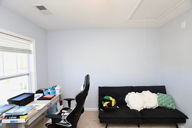 Building Photo - 1009 Providence Plantation Dr