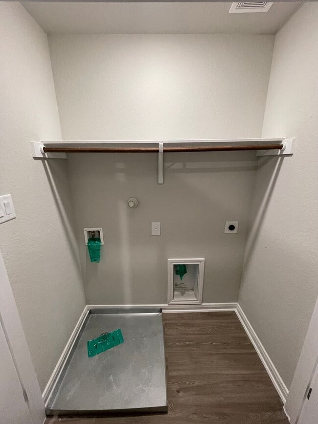 Building Photo - 3 Bedroom, 2.5 Bathroom, Two-story Duplex with a huge back yard in New Braunfels!