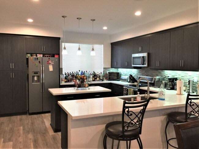 Building Photo - *** $1000 Move in Special*** Completely upgraded large townhome with solar!!