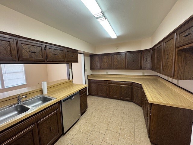 Building Photo - 300 Ling St