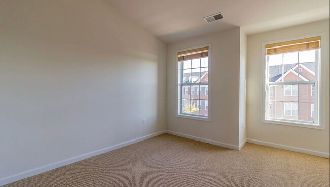 Building Photo - Stunning 3 Level, 3 Bed 3.5 Bath Townhome ...