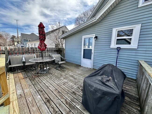 Building Photo - 1008 Giles St