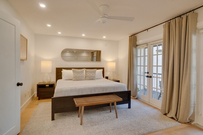 Building Photo - Exquisite 3 bedroom 2.5 bath two-story Executive Condo in Winter Park with 2-Car Garage