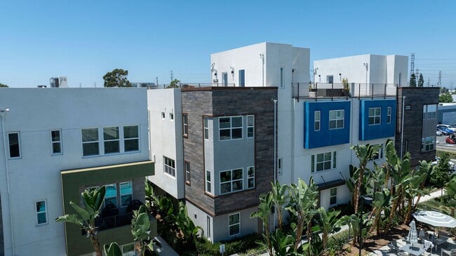 Building Photo - FURNISHED MODEL TOWNHOME IN HOA COMMUNITY