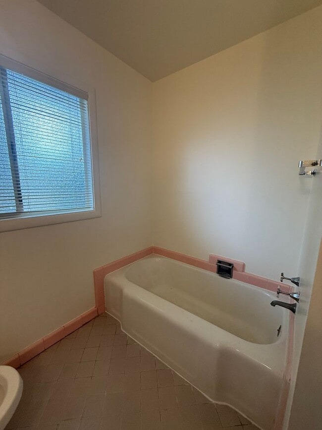 Building Photo - Spacious 3 bed 2 bath home available now!
