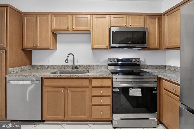 Building Photo - 7400 Lakeview Dr