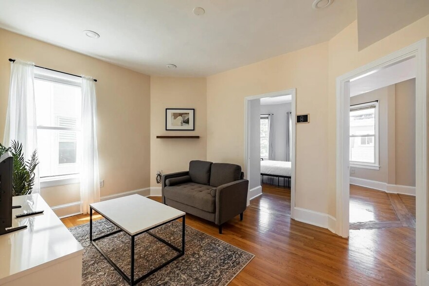 Building Photo - 21 Rossmore St
