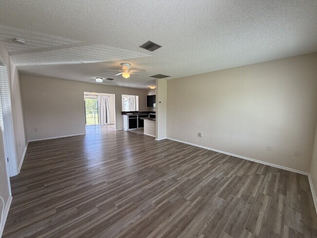 Building Photo - "Charming 1-Bed Oasis in Warm Mineral Springs - Cozy Living with 909 Sq Ft of Comfort!"