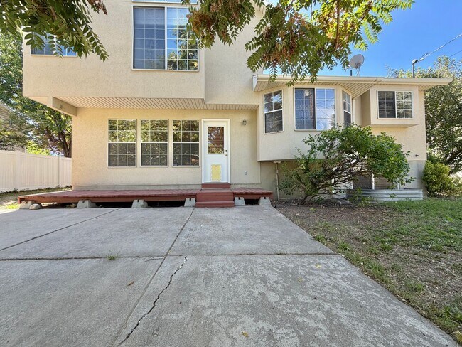 Building Photo - 717 E Hundley Hvn Cir