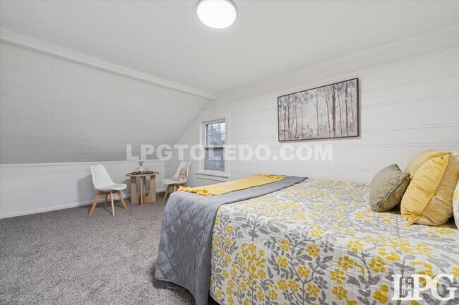 Building Photo - 1044 Hawk St