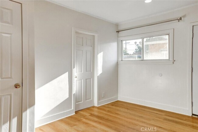 Building Photo - 950 E 48th St