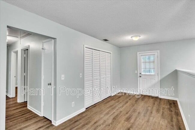 Building Photo - 215 Laurelwood Dr
