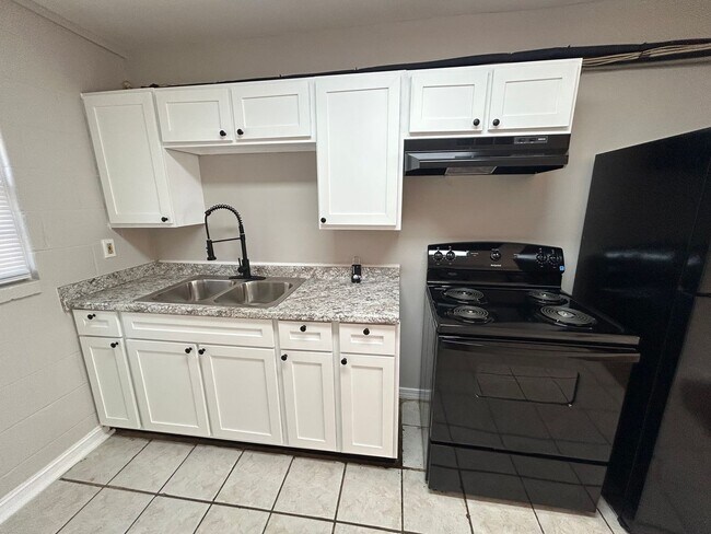 Building Photo - 2150 Saxon St